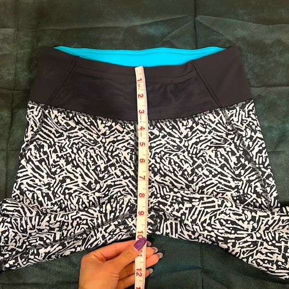 🔥Lululemon Black and White Patterned Leggings🔥 - Picture 4 of 7